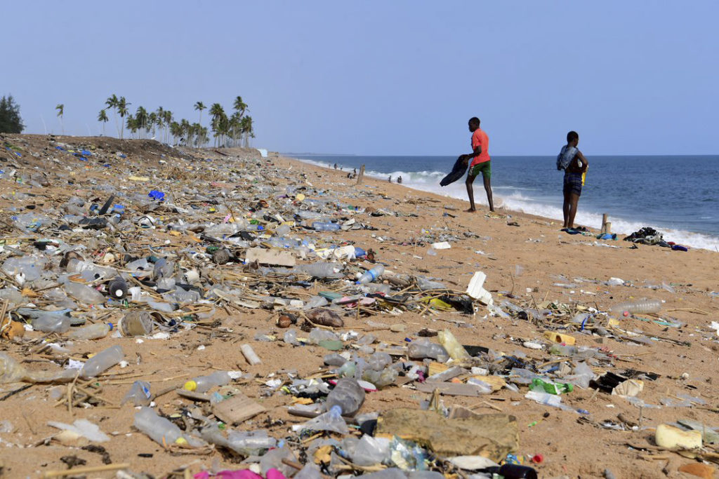 Plast blir samlet inn fra strendene i Elfenbenskysten til å lage byggeklosser i plast for UNICEF
